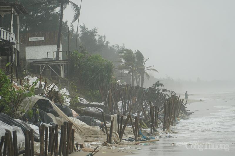 Ghi nhận trong sáng 27/10, sóng biển vào sát khu vực kè tạm.