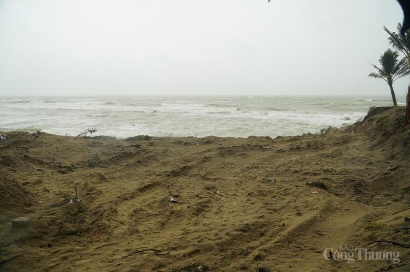 Nước biển xâm thực sâu từ 7 – 10m, có nơi xâm thực sâu gần 25 – 30m, nguy cơ đe dọa khu dân cư phía bên trong.