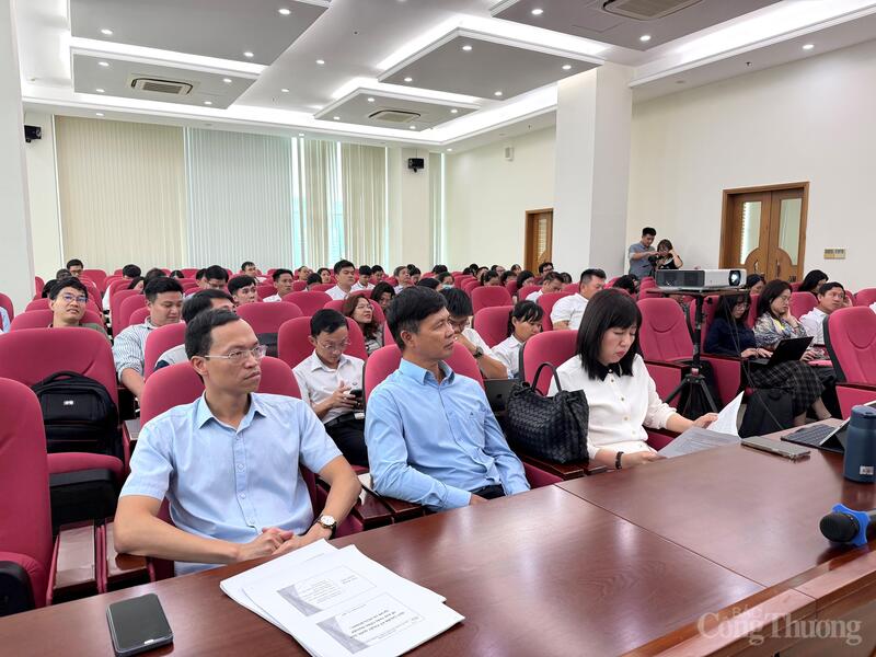 Các đại biểu tham dự hội thảo.