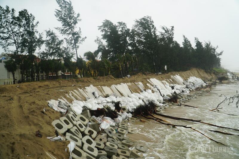 UBND phường Hội An Tây đã báo cáo UBND thành phố, xin ý kiến chỉ đạo về việc kè tạm khu vực bị sạt lở và dự kiến di dời khoảng 30 hộ kinh doanh và 01 hộ dân bị ảnh hưởng khi tình hình sạt lở diễn biến phức tạp.