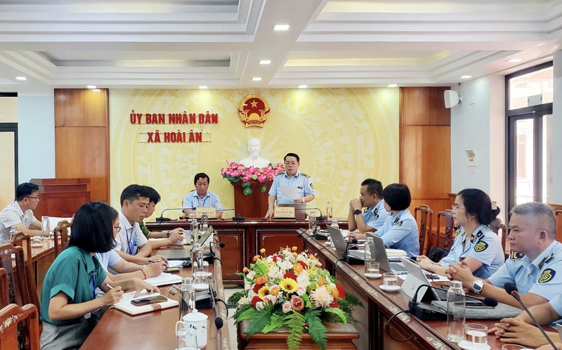 Chi cục Quản lý thị trường Gia Lai và UBND xã Hoài Ân thống nhất tiếp tục phối hợp trong công tác quản lý thị trường. Ảnh: QLTT