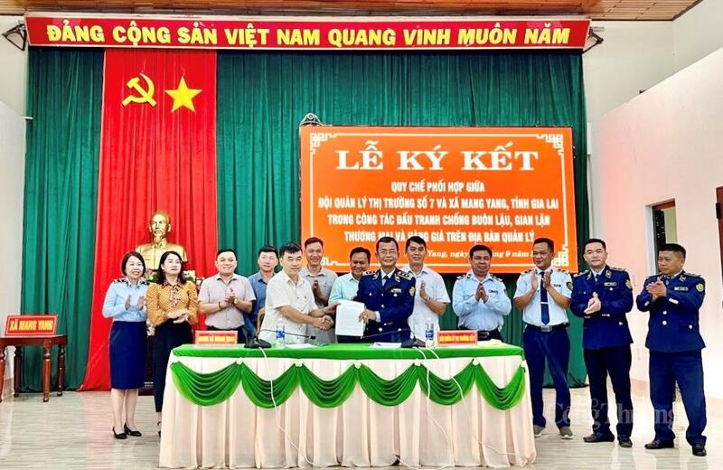 Đội Quản lý thị trường số 7 ký kết quy chế phối hợp với UBND các xã Mang Yang, Lơ Pang, H’ra, Kon Chiêng, Ayun. Ảnh: Hoàng Phát