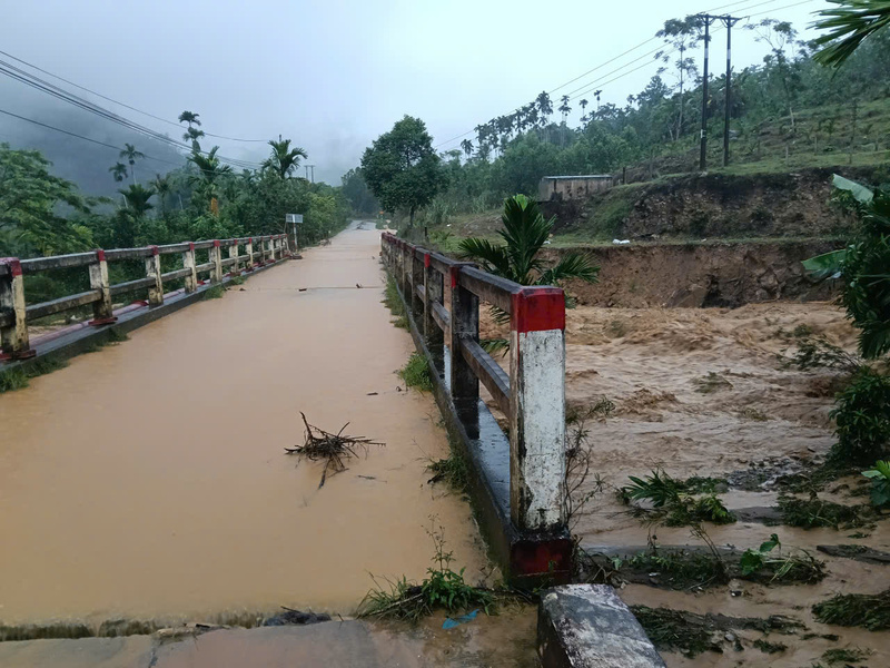 Nước lũ kèm bùn đất cuồn cuộn đổ về vùng thấp. Ảnh: Bình An