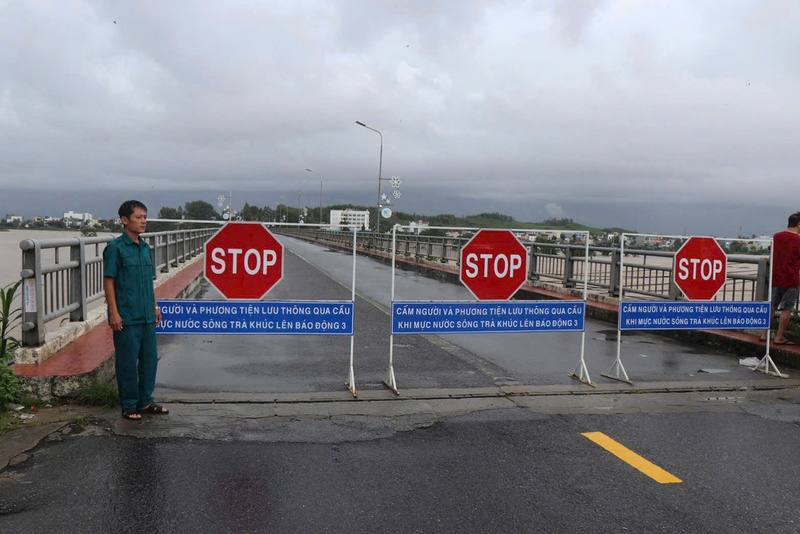 Tại sông Trà Khúc, đến sáng 29/10, mực nước tại trạm Trà Khúc gần 7m, cao hơn mức báo động 3. Nước sông dâng nhanh đột ngột gây ngập diện rộng các hộ dân ven sông. Để đảm bảo an toàn, tỉnh Quảng Ngãi đã cấm người và phương tiện lưu thông qua cầu Trà Khúc 1. Ảnh: Bình An