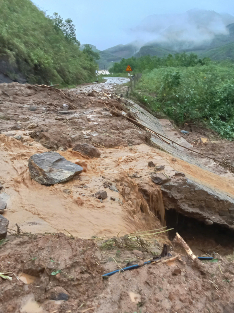 Lượng mưa lớn, nước từ thượng nguồn đổ về gây sạt lở đất, nhiều xã như Tây Trà, Sơn Hà, Sơn Tây Hạ bị cô lập hoàn toàn.... Ảnh: Bình An