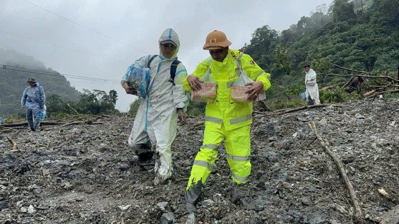 Để đến được chỗ tiếp tế, lực lượng cứu hộ phải vượt qua nhiều đoạn bùn lầy nguy hiểm. Ảnh: Nguyễn Dương