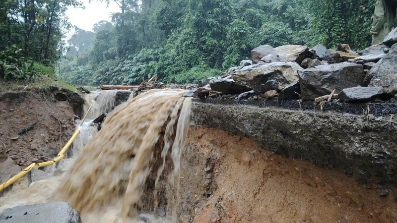 Nhiều đoạn đường bị vùi lấp, đứt gãy. Ảnh: Nguyễn Dương