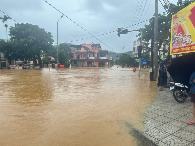 Trong khi khu vực miền núi sạt lở thì vùng đồng bằng, ven sông Quảng Ngãi đang đối mặt với ngập lụt lịch sử do lượng mưa lớn kéo dài. Ảnh: Bình An