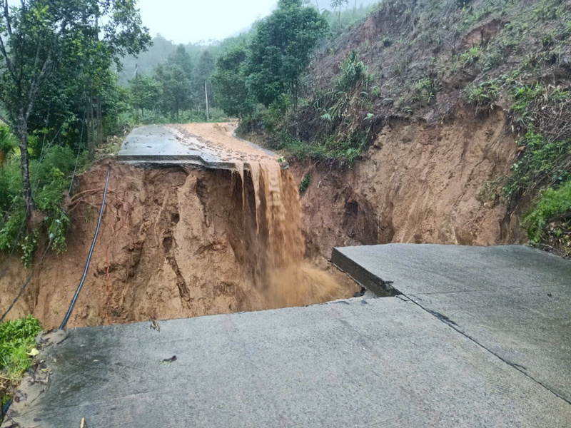 Sạt lở gây đứt gãy giao thông trên tuyến đường DH83 xã Sơn Tây Hạ.