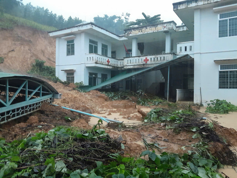 Khoảng 3h15' sáng 29/10, tại Trạm y tế Trà Xinh (xã Tây Trà, tỉnh Quảng Ngãi) xảy ra vụ sạt lở đất nghiêm trọng. Thời điểm đó, tại trạm có 1 nữ y tế trực đêm, sau khi nghe tiếng nổ lạ vội chạy ra ngoài và may mắn thoát nạn. Ảnh: Xã Tây Trà