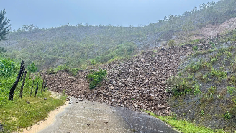 Theo Sở Nông nghiệp và Môi trường tỉnh Quảng Ngãi, tính đến ngày 28/10, trên toàn tỉnh có khoảng 120 điểm sạt lở đất, gây chia cắt nhiều tuyến đường liên xã, liên tỉnh. Ảnh: Bình An