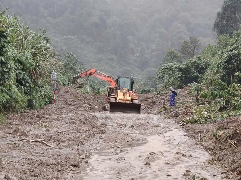 Mưa lớn liên tục khiến cho đèo Lo Xo xuất hiện ngày càng nhiều điểm sạt lở với lượng đất đá lớn. Ảnh: Nguyễn Dương