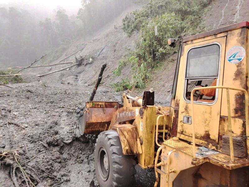 Huy động tối đa lực lượng để có thể thông tuyến 1 làn. Ảnh: Nguyễn Dương