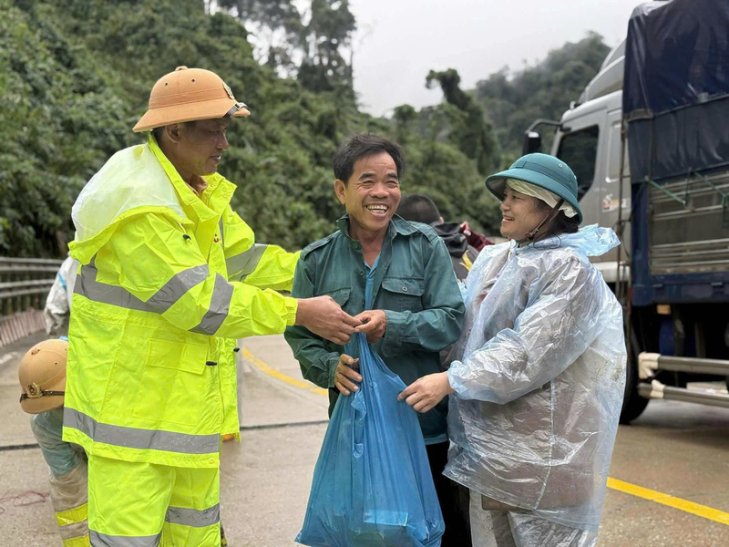 Hỗ trợ lương thực, thực phẩm cho người dân. Ảnh: Nguyễn Dương