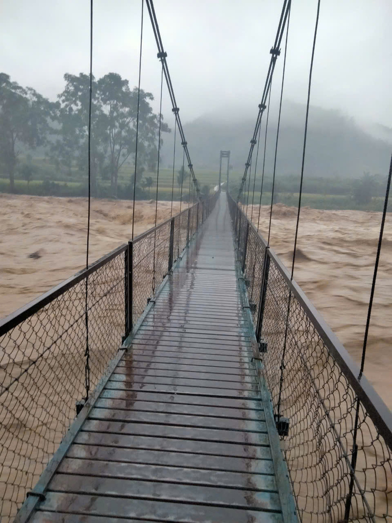 Nước lũ cuồn cuộn đổ về hạ du. Ảnh: Bình An