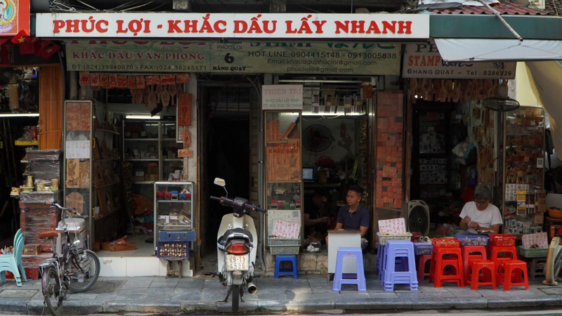 Những cửa hàng khắc dấu gỗ thủ công trên con phố Hàng Quạt. Ảnh: Châu Anh