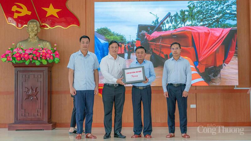 Thường trực Ban Bí thư Trần Cẩm Tú trao tặng nguồn hỗ trợ của lãnh đạo Đảng, Nhà nước cho TP. Đà Nẵng.