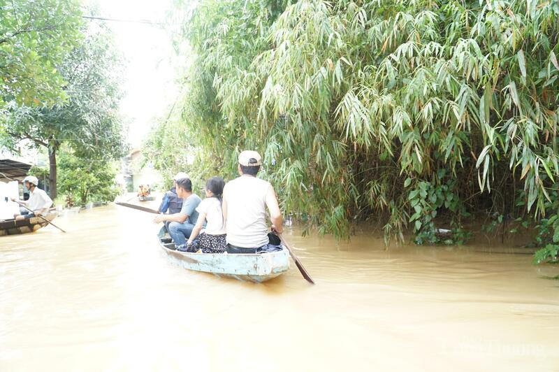 Người dân phải sử dụng xuồng, ghe nhỏ ra vào