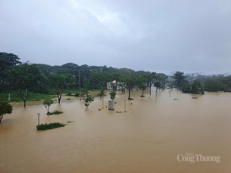 Nước lũ trên sông Cẩm Lệ tràn lên đường Thăng Long