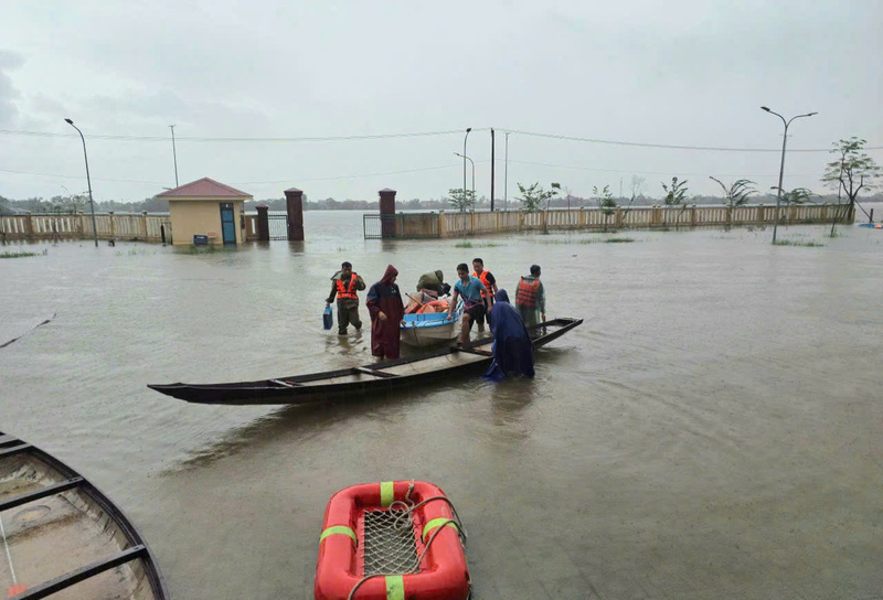 Công an xã Đan Điền hỗ trợ cứu vớt người và hàng hoá trong vụ lật thuyền cứu trợ. Ảnh: Nguyễn Tuấn
