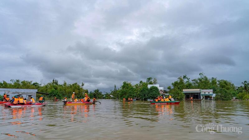 Đoàn công tác di chuyển bằng xuồng, ca nô để vào trong vùng lũ.