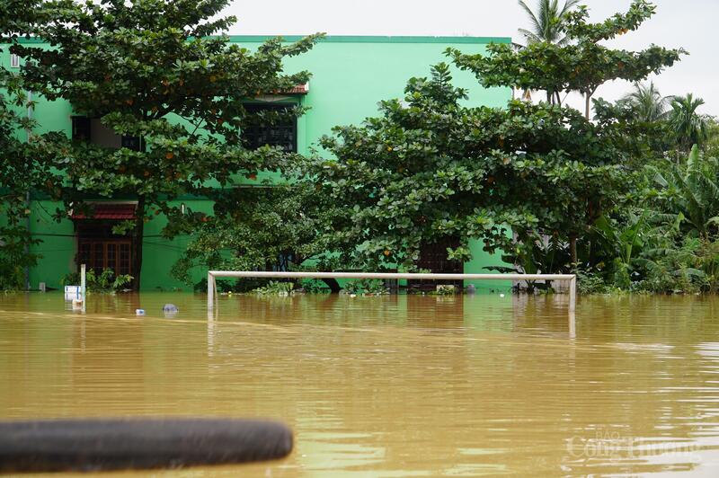 Sân vận động thôn Đông Hòa ngập sâu, nước ngập cột goal sân bóng