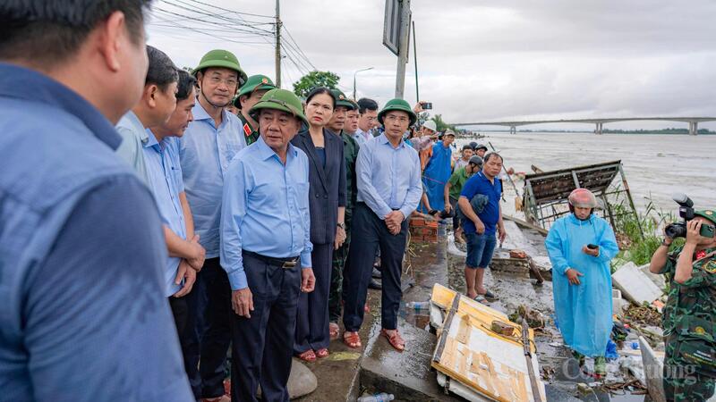Thường trực Ban Bí thư Trần Cẩm Tú khảo sát tại kè thôn An Lương (xã Duy Nghĩa).