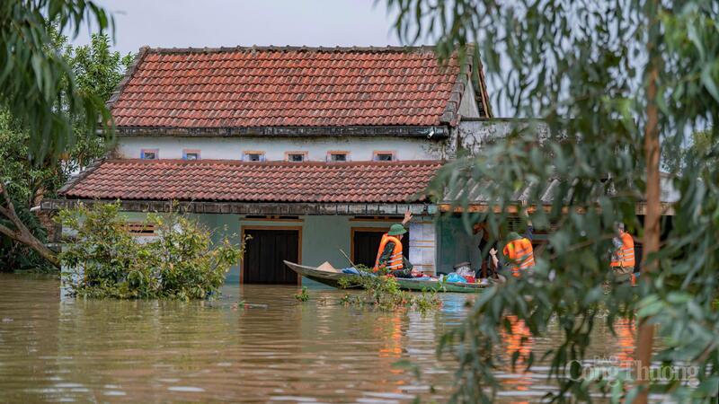 Thôn Trà Đóa (xã Thăng An) ngập sâu trong nước lũ.