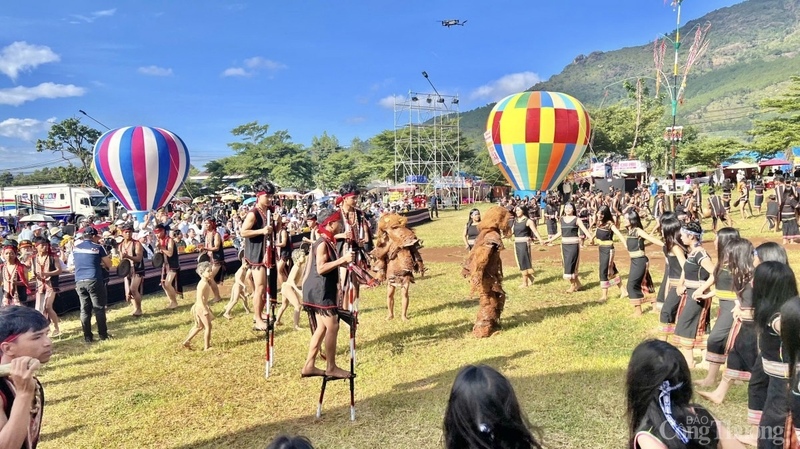 Lễ hội Hoa Dã quỳ - Núi lửa Chư Đăng Ya 2024. Ảnh: Hiền Mai