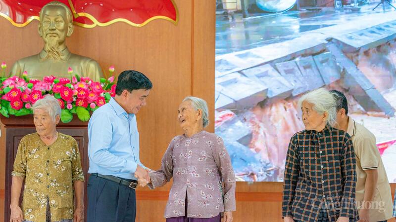 Thường trực Ban Bí thư thăm hỏi, tặng quà cho người dân xã Duy Nghĩa.