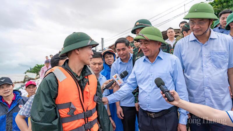 Thường trực Ban Bí thư Trần Cẩm Tú động viên lực lượng bộ đội, dân quân tự vệ, người dân đang nỗ lực gia cố bờ kè bị sạt lở.