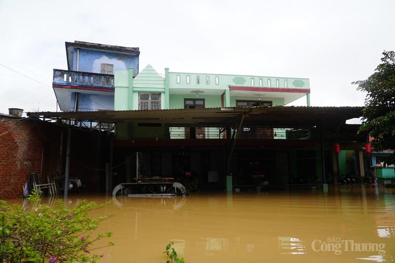 Nhiều tài sản của người dân bị nhấn chìm trong nước