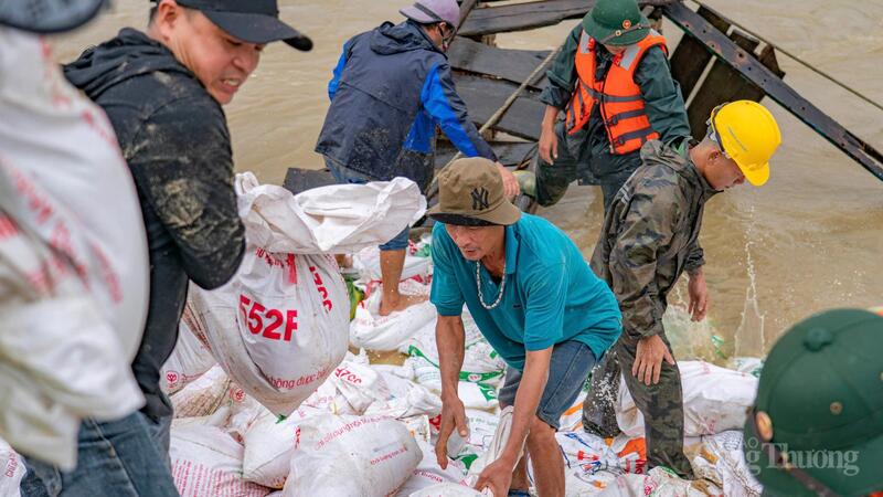 Bờ kè thôn An Lương sạt lở do nước sông dâng cao uy hiếp tính mạng và tài sản hàng trăm hộ dân.