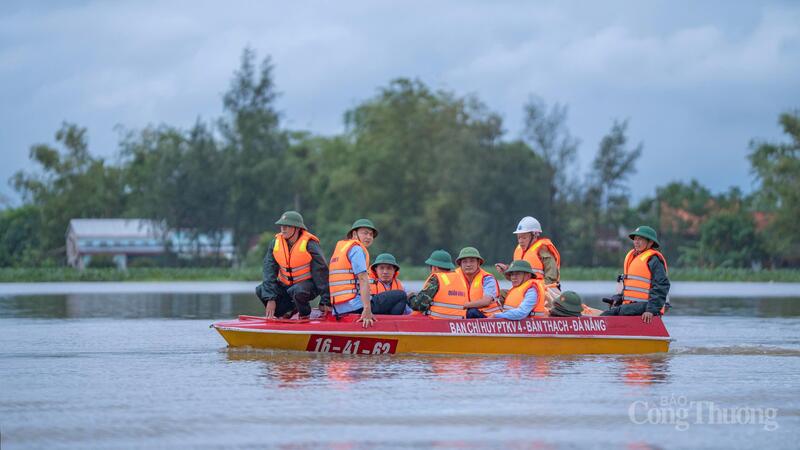 Thường trực Ban Bí thư Trần Cẩm Tú thăm, động viên người dân tại thôn Trà Đóa, xã Thăng An
