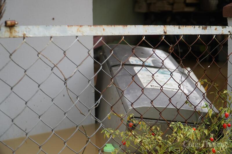 Tủ lạnh nhà người dân trôi lềnh bềnh trên nước