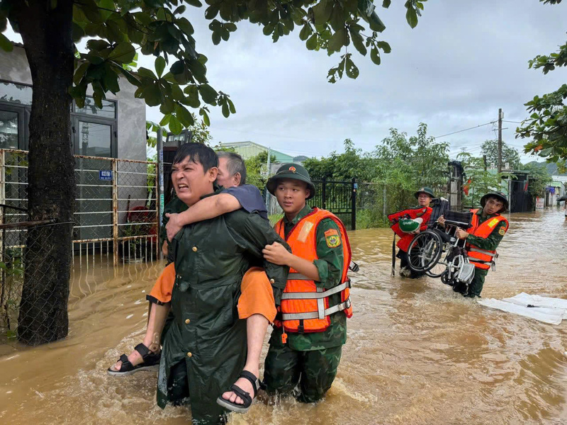 Luôn có mặt kịp thời để đưa người dân đi tránh trú. Ảnh: Tuệ Lâm