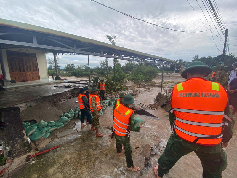 Căng mình đắp kè chống sạt lở. Ảnh: Tuệ Lâm