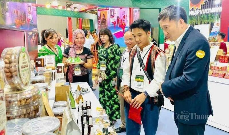 Lãnh đạo tỉnh Gia Lai tham quan gian hàng trưng bày tại Hội chợ Mùa Thu lần thứ nhất - 2025. Ảnh: Hoàng Phát.