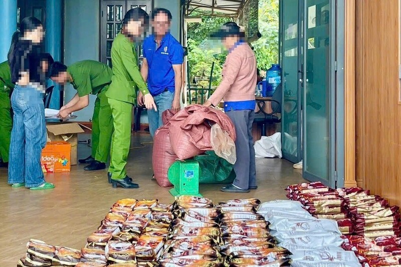 Lực lượng chức năng thu giữ số lượng lớn cà phê bị làm giả. Ảnh: CACC