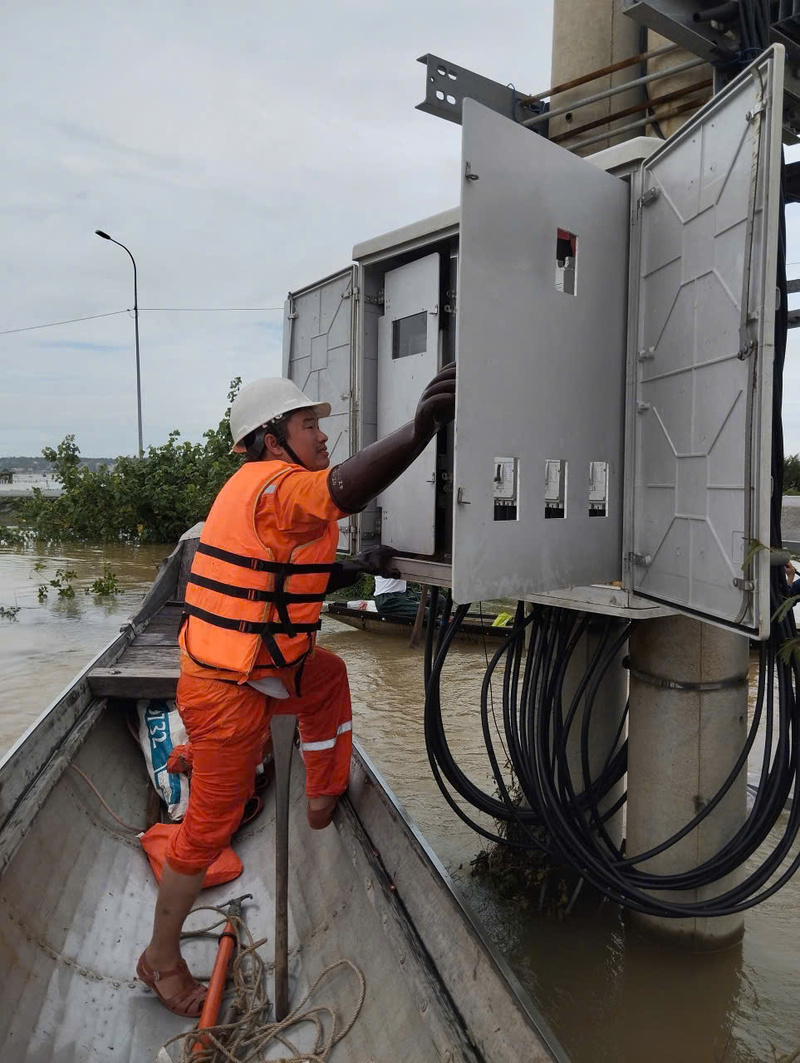 Chỉ còn 0,34% khách hàng chưa được khôi phục cấp điện do ngập sâu, bị chia cắt hoặc tái ngập. Ảnh: Bình An
