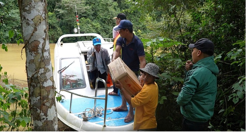 Công ty CP Thủy điện A Vương đồng hành với địa phương hỗ trợ người dân trong thiên tai. Ảnh: Bình An