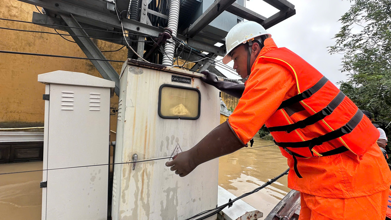 99,64% khách hàng miền Trung đã được khôi phục cấp điện sau mưa lũ. Ảnh: Bình An