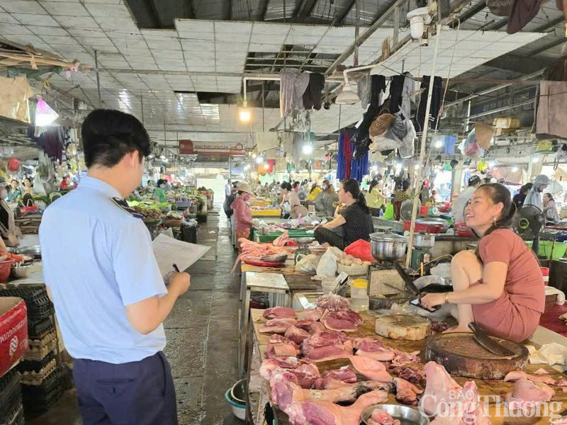 Lực lượng quản lý thị trường thành phố Huế kiểm tra, kiểm soát thị trường hàng hoá trong mưa lũ