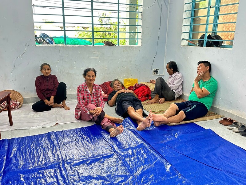 Ông Nguyễn Văn Minh, Chủ tịch UBND phường Nam Nha Trang, cho biết công tác cung cấp lương thực, thực phẩm cho các hộ sơ tán đã được chuẩn bị chu đáo, bảo đảm không để người dân thiếu thốn trong thời gian tránh bão.