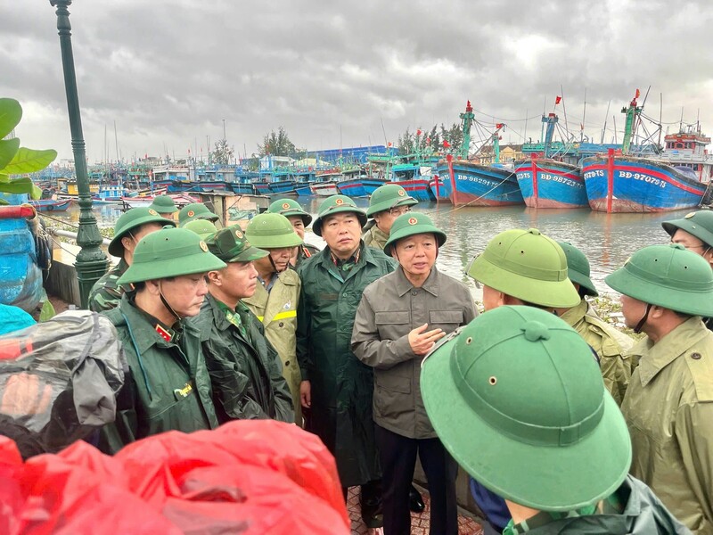 Phó Thủ tướng Chính phủ Trần Hồng Hà đã đến Cảng cá Quy Nhơn kiểm tra công tác ứng phó bão số 13.