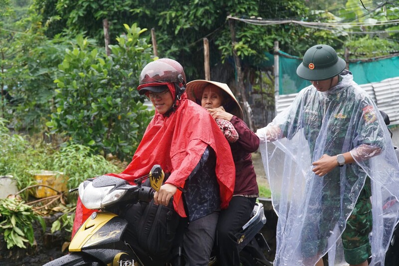 Người dân phường Nam Nha Trang (tỉnh Khánh Hoà) được lực lượng chức năng hỗ trợ di dời tới nơi an toàn.