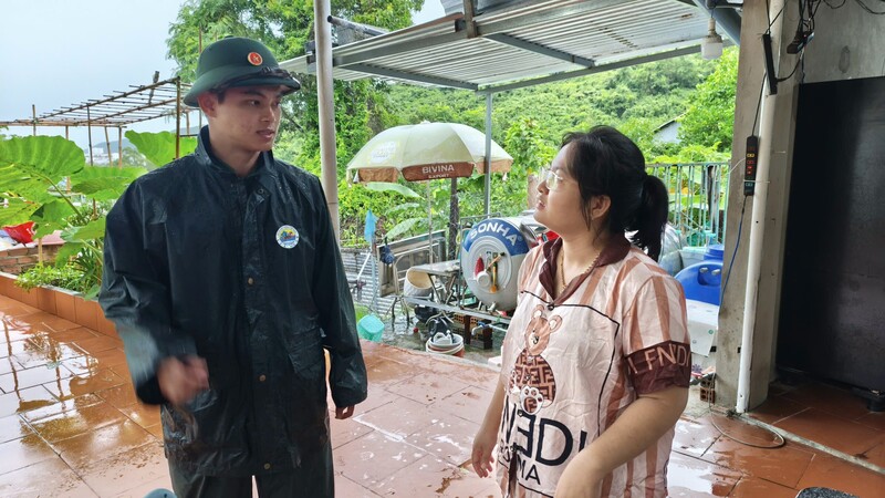 Chị Nguyễn Hoài Thương (phường Nam Nha Trang) chuẩn bị di chuyển đến nơi an toàn.