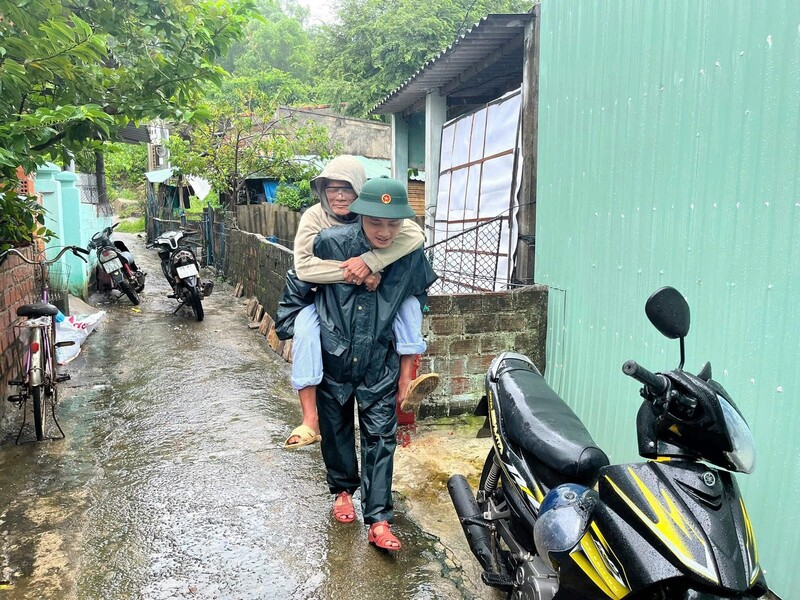 Người dân xã đảo Nhơn Châu (tỉnh Gia Lai) được cán bộ Đồn biên phòng Nhơn Châu hỗ trợ tới điểm tập trung tránh bão.