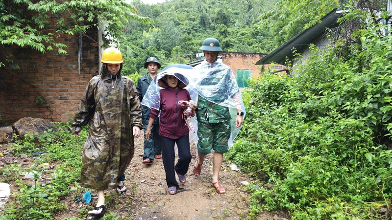 Lực lượng chức năng hỗ trợ người dân phường Nam Nha Trang (tỉnh Khánh Hoà) tới nơi an toàn.
