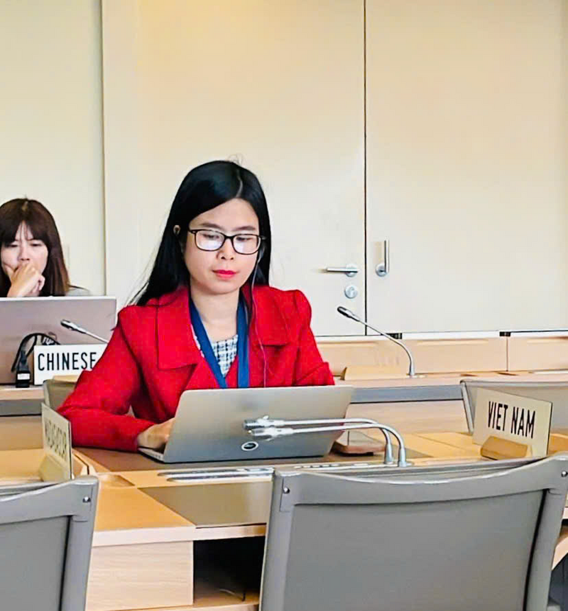 Bà Phạm Hương Giang – Bí thư thứ nhất Phái đoàn Việt Nam tại Geneva tham gia họp trực tiếp
